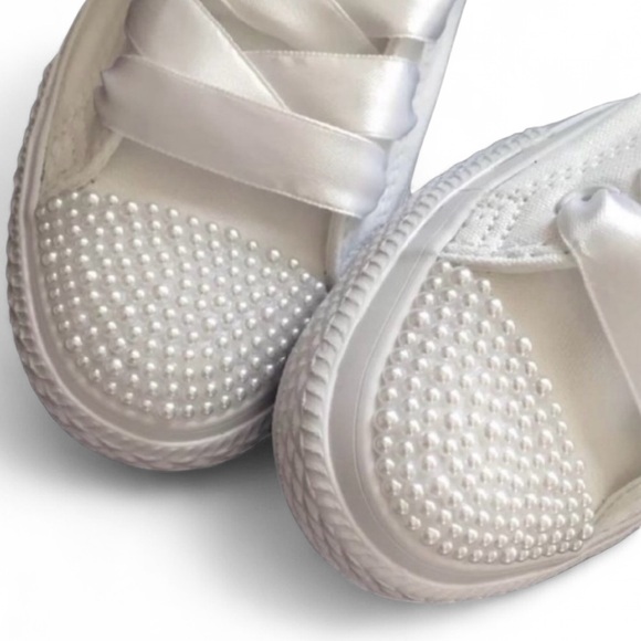 Pearls & Charms Low Top Converse Sizes 5-14 New In Box With Ribbon Laces - Picture 2 of 13